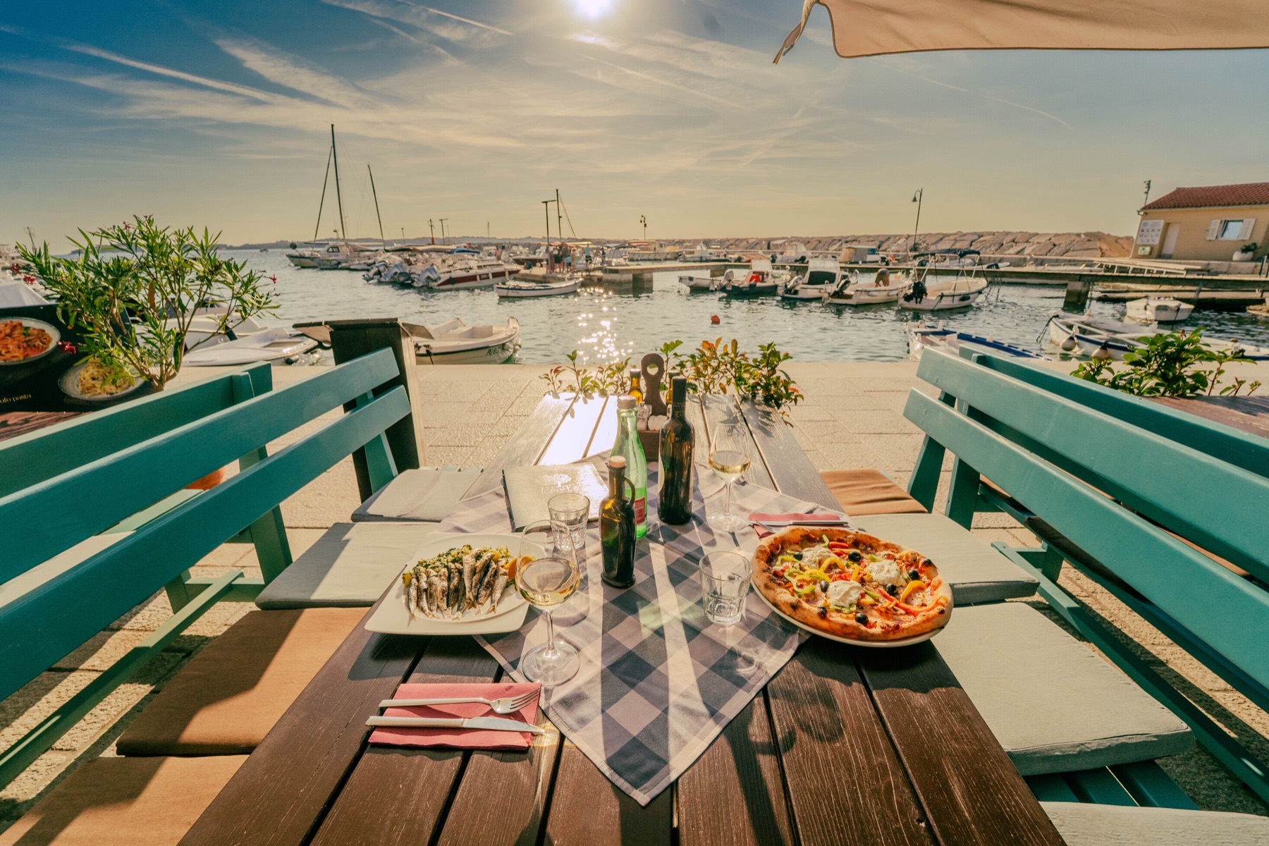Table on the terrace of Restaurant Korta overlooking the harbour in Fažana
