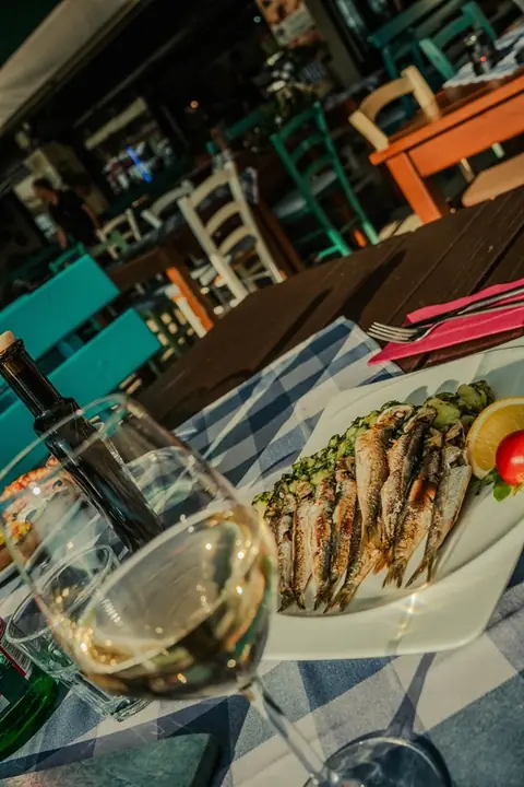 Grilled sardines and white wine at Restaurant Korta
