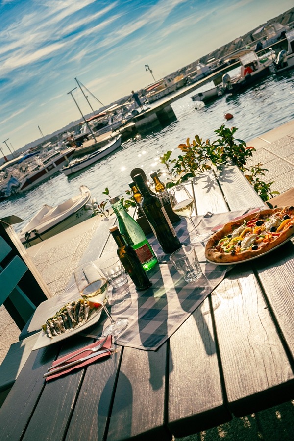 Table with a view of the harbour